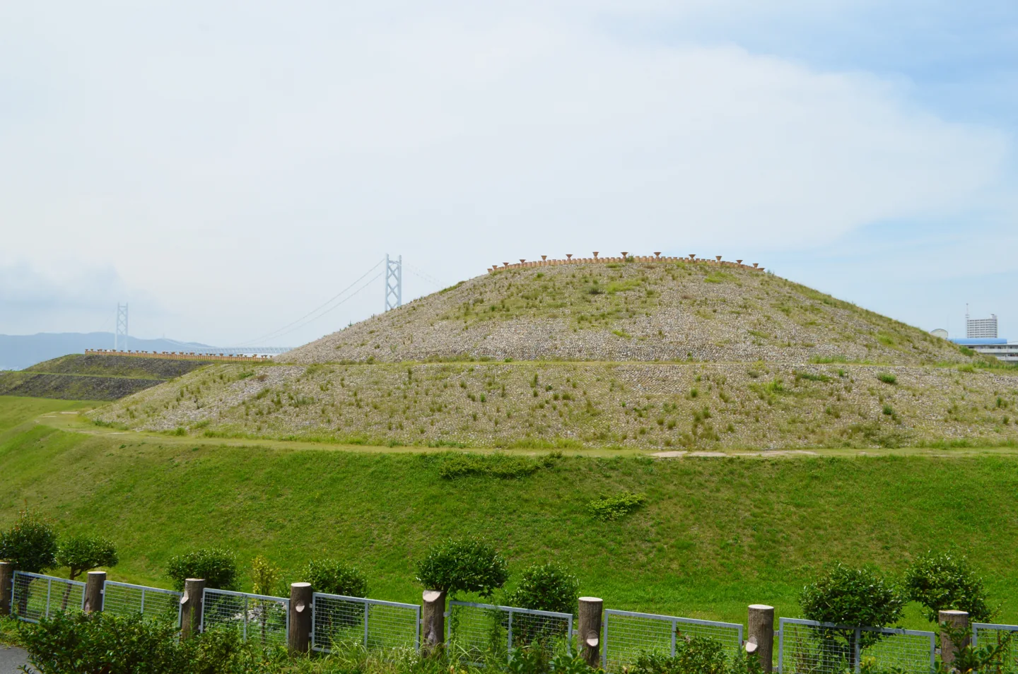 段状の斜面を葺石が覆い、テラスに埴輪が並ぶ復元された五色塚古墳
