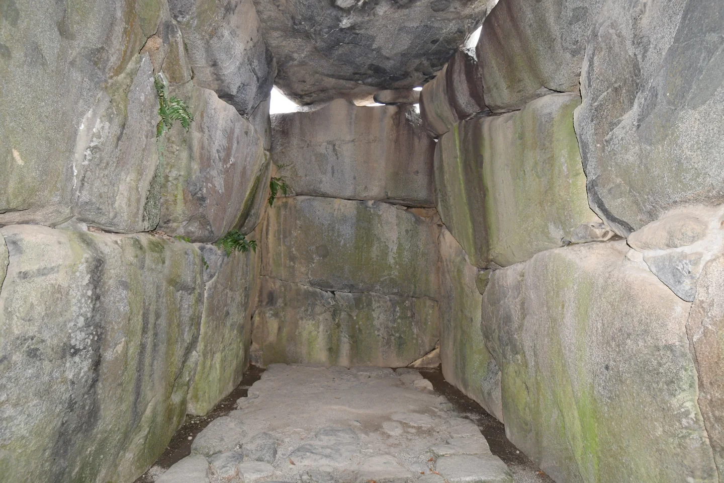 石舞台古墳の巨大な石で組まれた石室